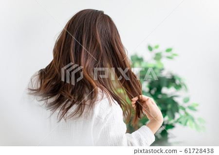 女性患有頭髮受損 61728438
