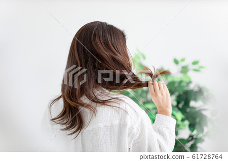 女性患有頭髮受損 61728764