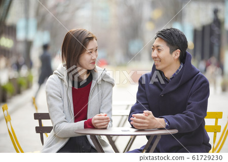 夫婦坐著聊天 61729230