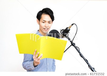 年輕人(白色背景,配音演員,麥克風,錄音,電容麥克風 年輕人(白色背景,配音演員,麥克風,錄音,電容麥克風 61731532