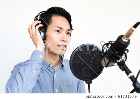 Young men (white background, vocals, microphone, recording, condenser microphone Young men (white background, vocals, microphone, recording, condenser microphone 61731579