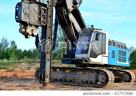 Vibrating hydraulic hammer. The hydraulically Vibrating hydraulic hammer. The hydraulically 61731986