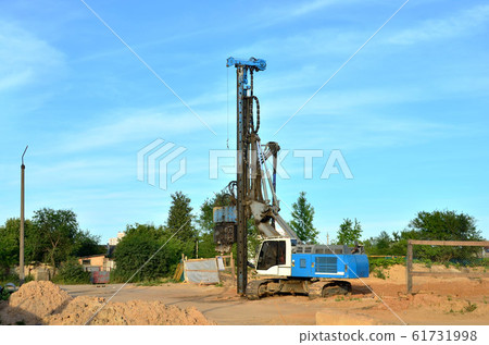Vibrating hydraulic hammer. The hydraulically 61731998