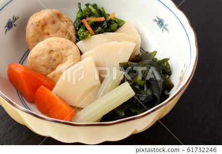 Cooking spring vegetables 61732246
