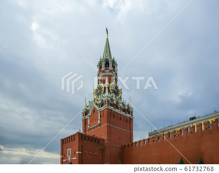 Spasskaya Tower is the main tower with a through-passage on the eastern wall of the Moscow Kremlin, Red Square, Russia 61732768