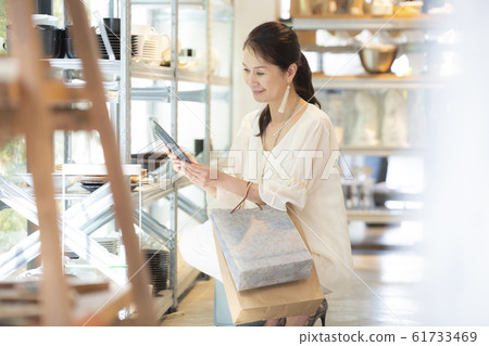 Active seniors enjoying shopping 61733469