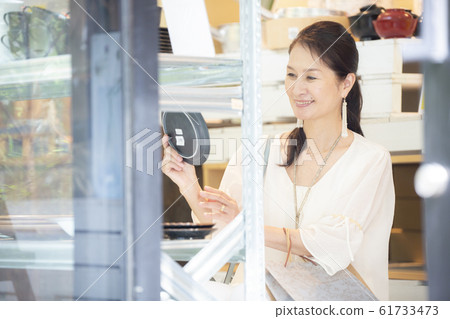 Active seniors enjoying shopping 61733473