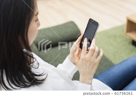 操作手機的女人 操作手機的女人 61736161