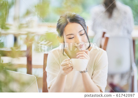 A woman working in a cafe 61742097