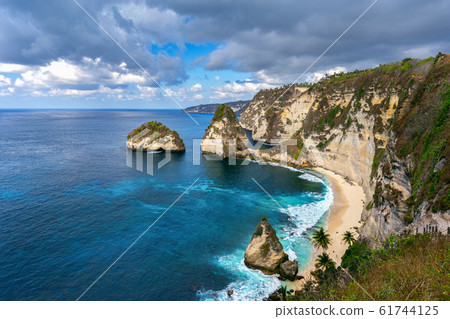 Diamond beach in Nusa penida island, Bali in Indonesia. 61744125