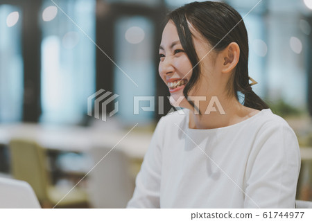 女人年輕的微笑 61744977