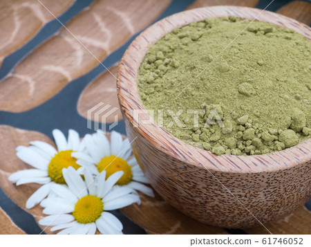 Henna powder hair colourant in the coconut bowl 61746052