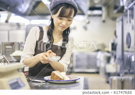 咖啡館烹飪人員婦女 61747688