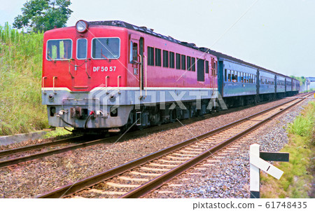 夏空柴油機車 61748435