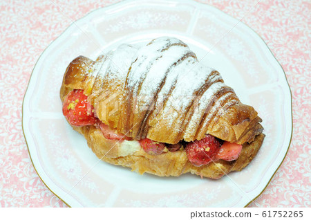 Strawberry croissant 61752265