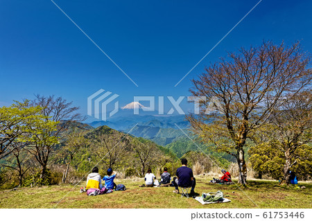 徒步旅行者在Tanzawa和Nabewariyama的山頂休息,並遠眺富士山 徒步旅行者在Tanzawa和Nabewariyama的山頂休息,並遠眺富士山 61753446