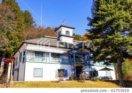 [山梨縣北斗市]山梨縣指定的文化財產，Tsu根學校，明治學校大樓在秋天 61753629