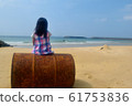 一個女孩盯著大海 61753836