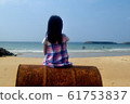 一個女孩盯著大海 61753837