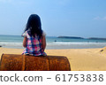 一個女孩盯著大海 61753838