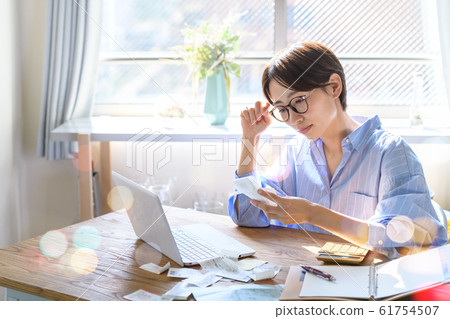 Housewife family income return Housewife family income return 61754507
