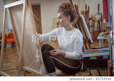 Portrait of a woman artist painting in the art 61754592