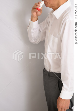 Middle-aged male inhalers 61755014