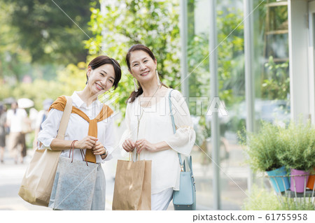 Mother and daughter after shopping 61755958