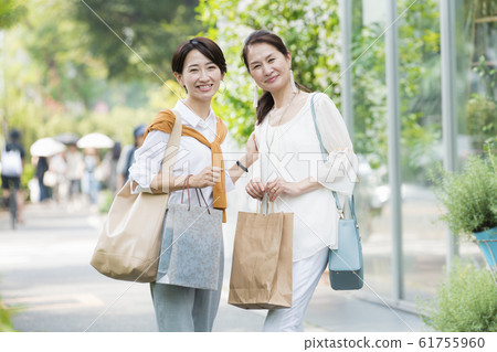 Mother and daughter after shopping 61755960
