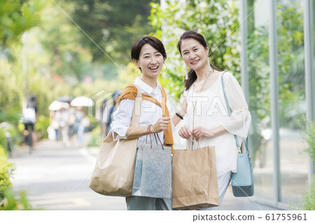 Mother and daughter after shopping 61755961