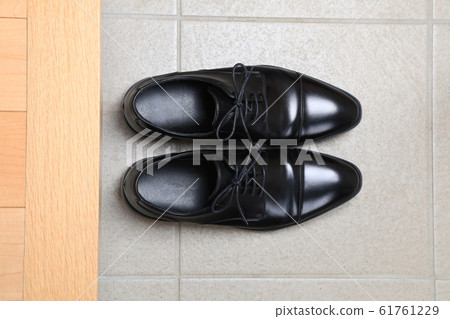 Visit etiquette (how to put shoes on) Visit etiquette (how to put shoes on) 61761229