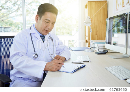 Male Doctor Making Diagnosis 61763660