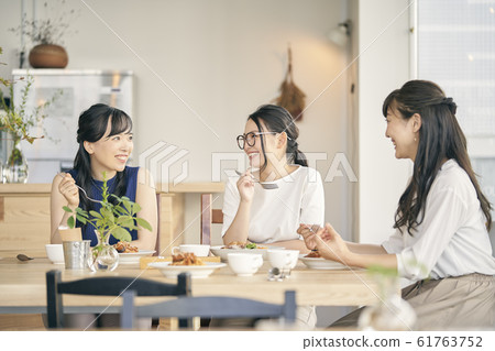 Women having lunch party 61763752