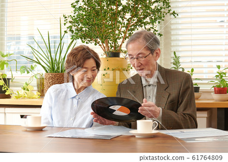 回顧紀錄的資深夫婦 回顧紀錄的資深夫婦 61764809