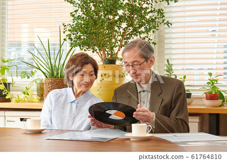 回顧紀錄的資深夫婦 61764810