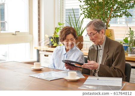 Senior couple looking back at a record 61764812