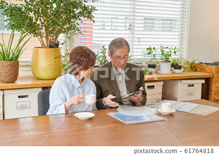 回顧紀錄的資深夫婦 回顧紀錄的資深夫婦 61764818