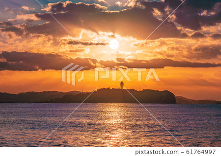 江之島的黎明包裹著天使梯 61764997