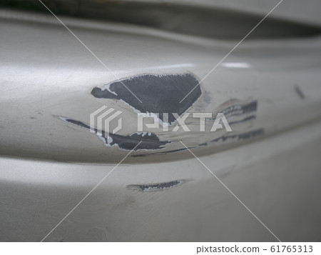 Scratch on a car body 61765313