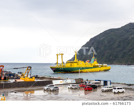 Tachibana Maru, a passenger ship berthing at the bottom port of Hachijojima (Hachijojima, Izu Islands) Tachibana Maru, a passenger ship berthing at the bottom port of Hachijojima (Hachijojima, Izu Islands) 61766173
