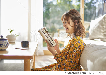 一位女士在客廳裡讀書 一位女士在客廳裡讀書 61766742