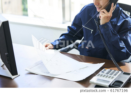 A young businessman 61767196