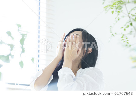 女人醒來,伸展,打呵欠 女人醒來,伸展,打呵欠 61767648