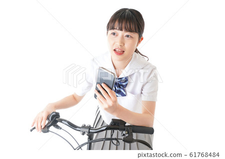 使用自行車的年輕學生 使用自行車的年輕學生 61768484