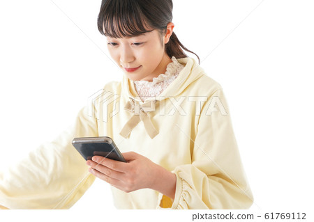 使用一輛自行車的年輕女子 61769112