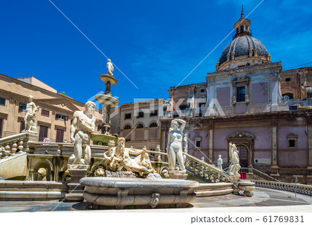 Piazza Pretoria and the Praetorian Fountain in Palermo, Sicily, Italy.. Piazza Pretoria and the Praetorian Fountain in Palermo, Sicily, Italy.. 61769831