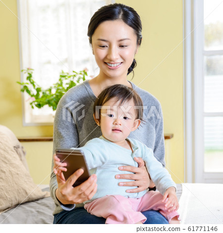 Parents and children mother daughter smartphone smartphone baby Parents and children mother daughter smartphone smartphone baby 61771146