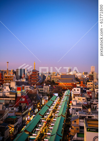 東京的都市風景看法在淺草寺廟等。 東京的都市風景看法在淺草寺廟等。 61771800