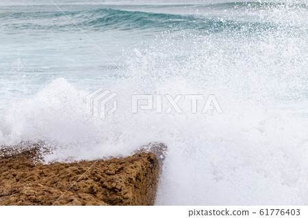 Ocean coast, moviment waves with foam. 61776403