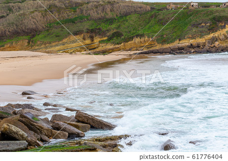 Ocean coast, moviment waves with foam. 61776404